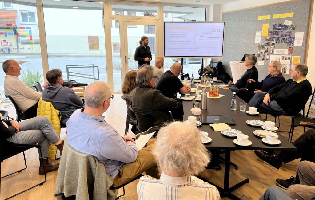 Hr. Gruseck, technischer Geschäftsführer der Wärmenetz Steinheim GmbH, gibt detaillierte Informationen zu Konzeption, Finanzeirung und Betrieb des Nahwärmenetzes in Steinheim an der Murr.