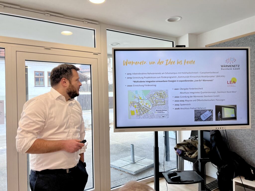 Steinheimer Bürgermeister Winterhalter führt in die Entwicklung des Nahwärmenetzes ein.