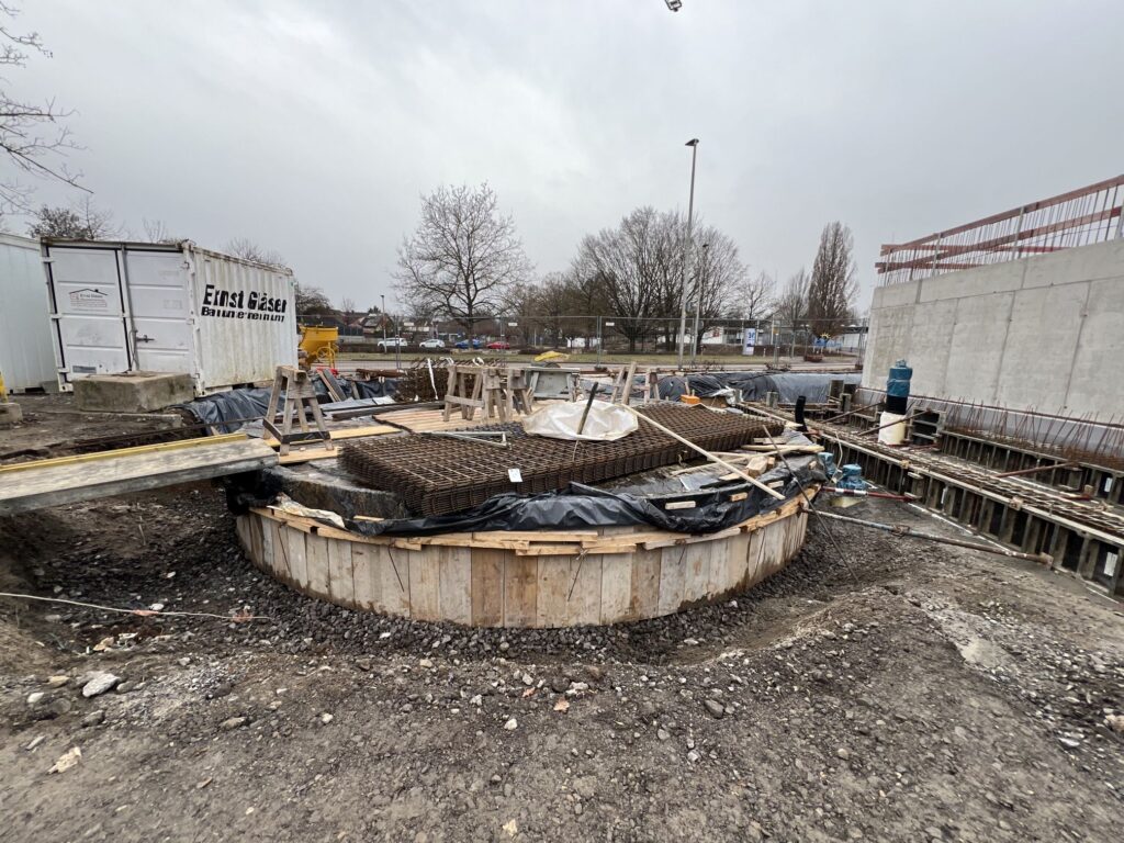 In Bau befindnlicher Warmwasserspeicher des Nahwärmenetzes